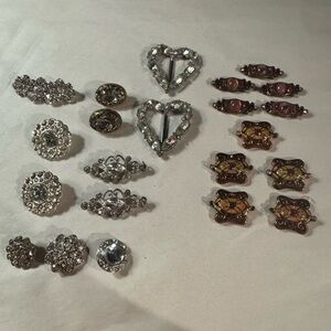 Mixed lot of 22 Buttons/embellishments for projects/crafts/DYI/jewelry